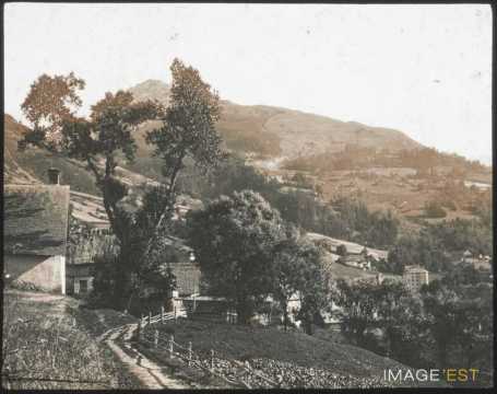 Village et paysage vallonné (Isère ?)